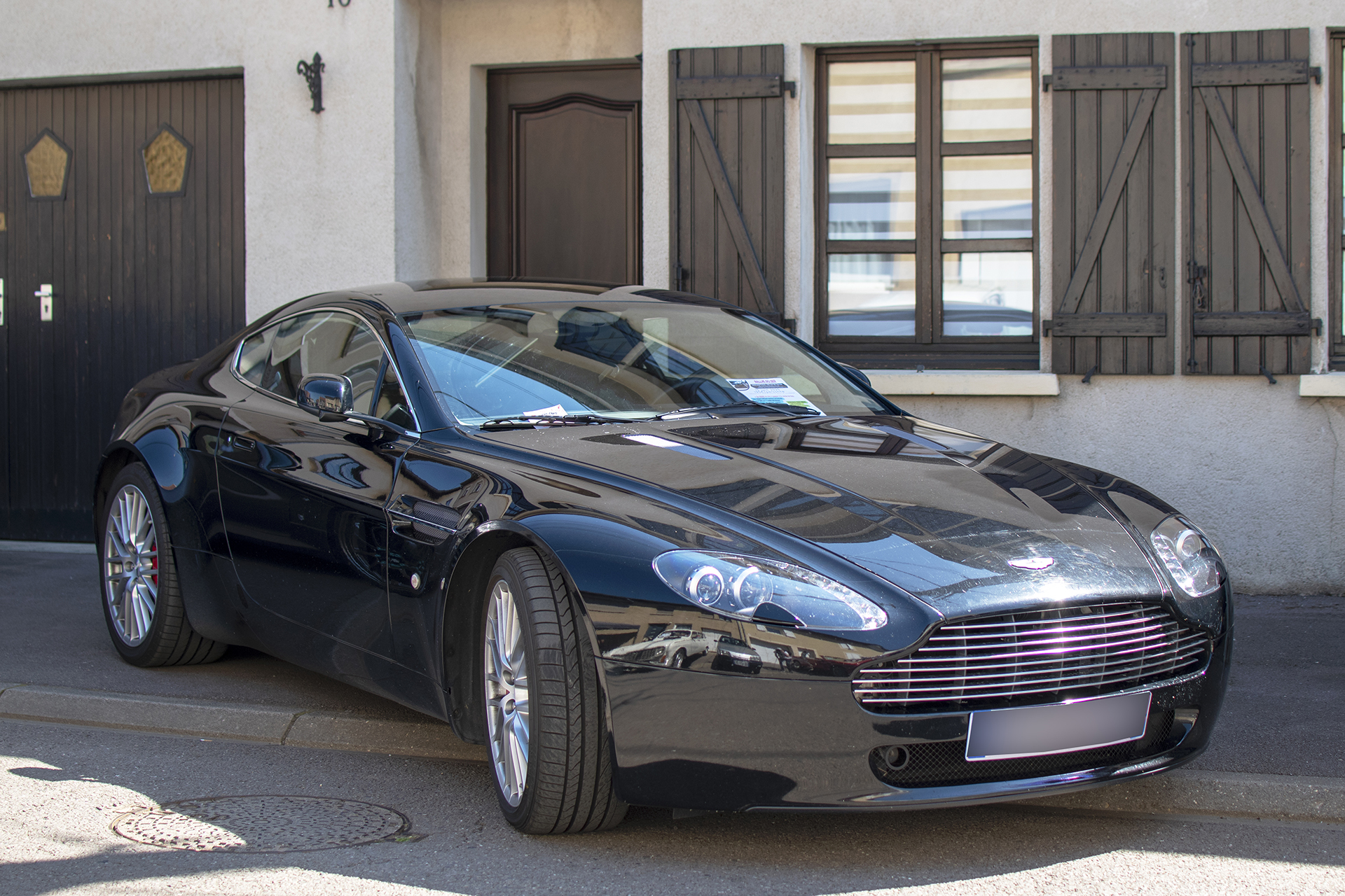  Aston Martin V8 Vantage 