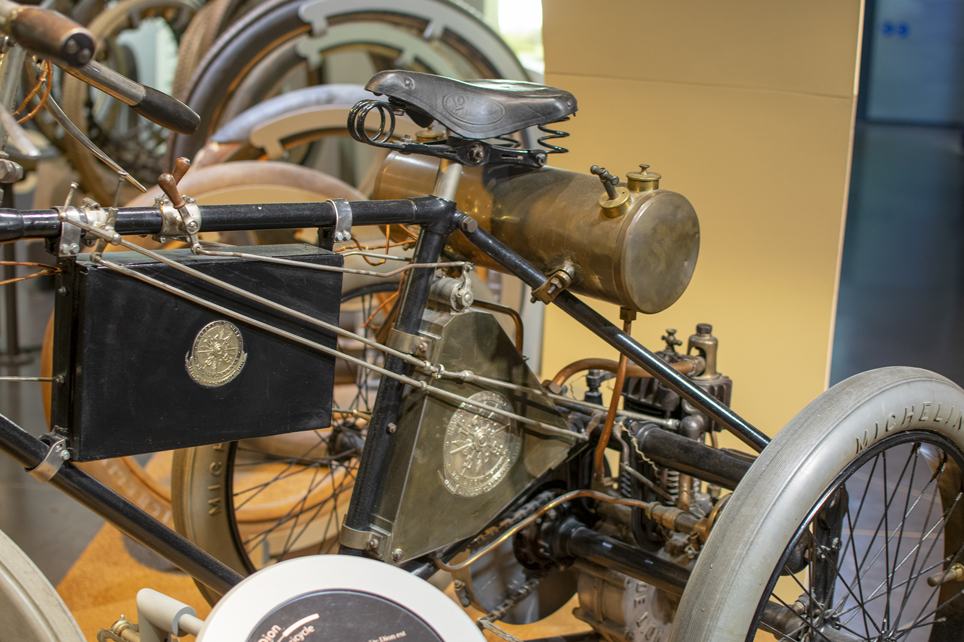 De Dion-Bouton 2 3/4  CV Tricycle -sellle L'Aventure Michelin Clermont-Ferrand