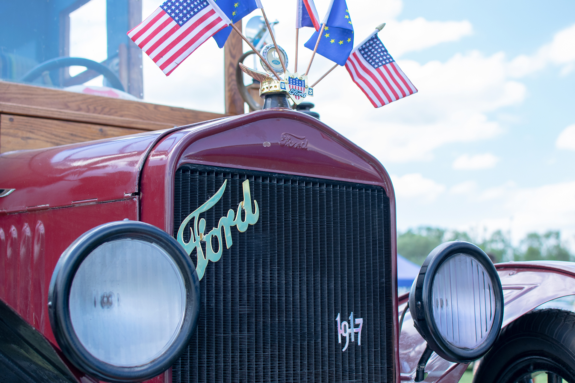 Ford modèle TT 1917 pick-up logo - Retro Meus'Auto 2022, Heudicourt, Lac de la Madine