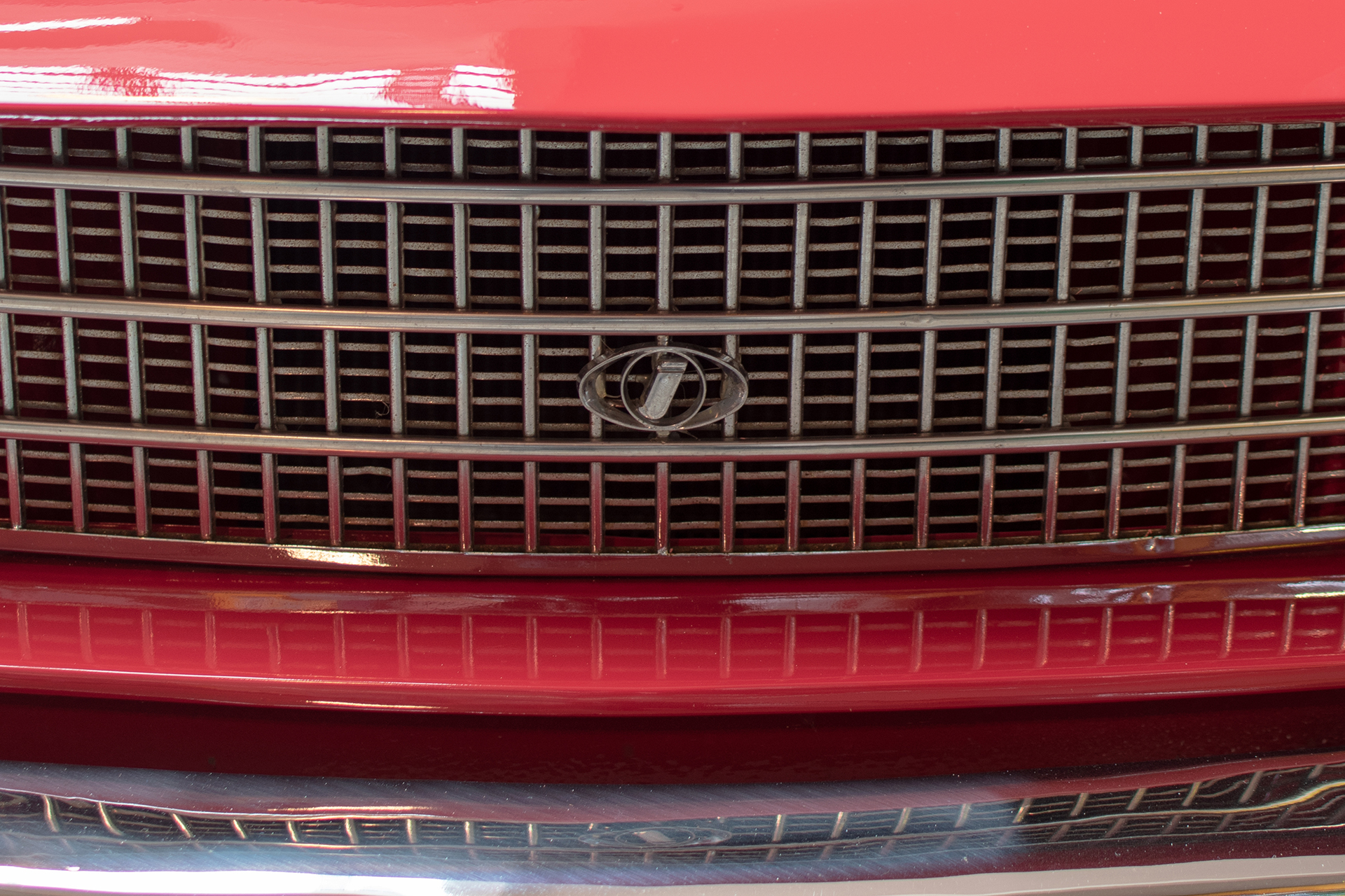 Innocenti 950 S S32/i Spider 1962 logo - Conservatoire National de Véhicules Historiques, Diekirch, exposition Départ en Vacances, 2022-2023