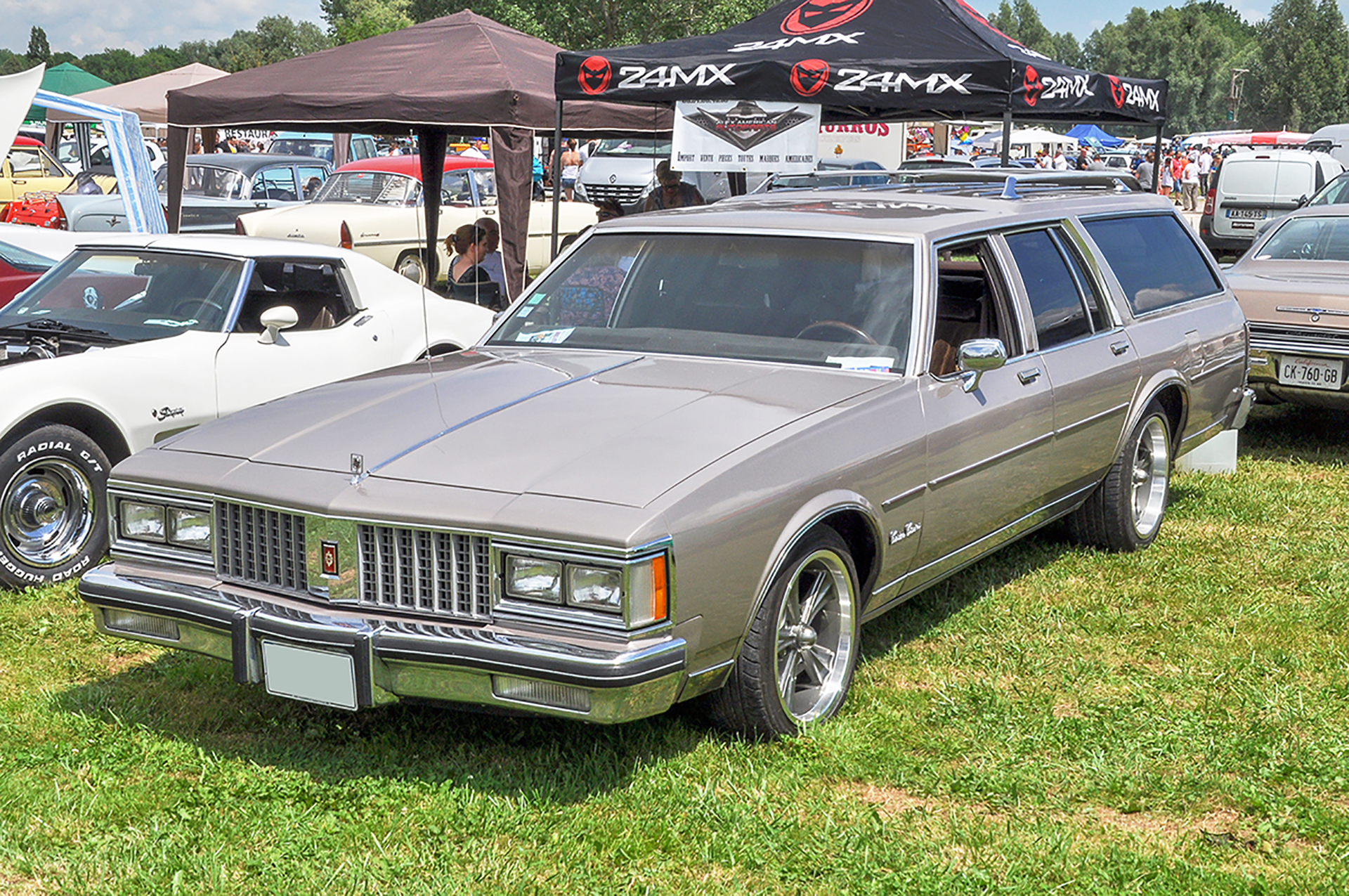 Oldsmobile Custom Cruiser II - Rétro Meus'Auto 2018, Lac de la Madine