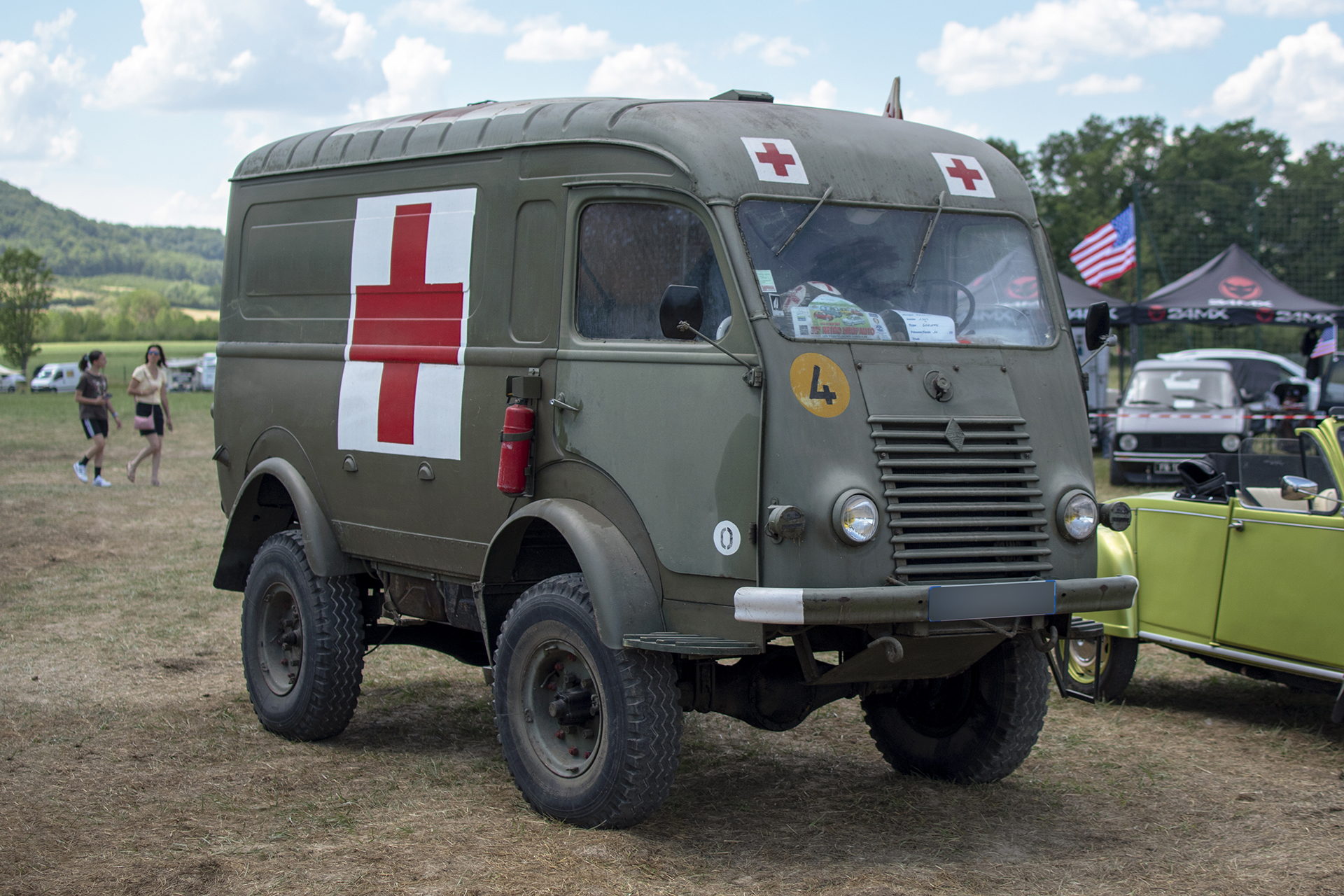Renault 2087 Goélette 4x4 Ambulance militaire 1963 - Rétro Meus'Auto ,2023, Heudicourt, Lac de la Madine