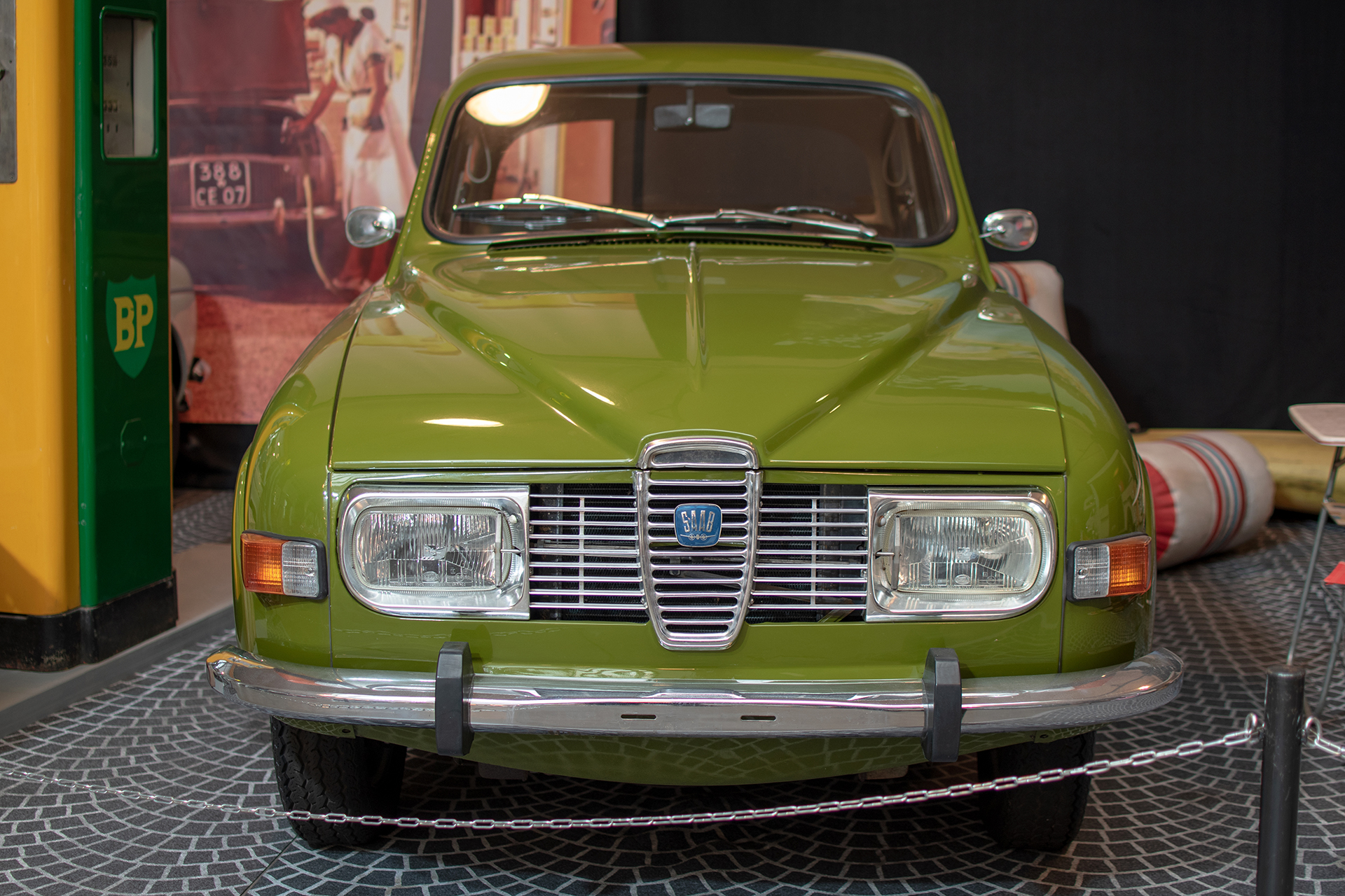 Saab 96 front  - Conservatoire National de Véhicules Historiques, Diekirch, exposition Départ en Vacances, 2022-2023