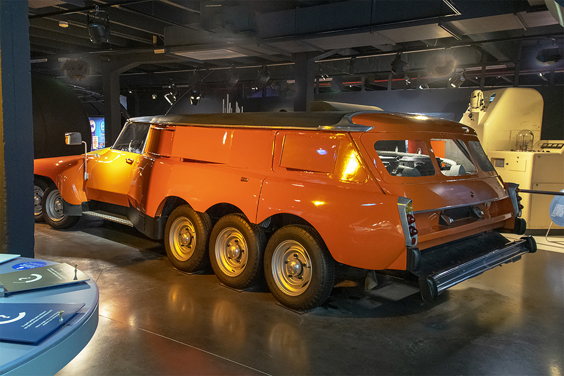 Citröen DS Le "Mille Pattes" Michelin 1972 arrière - L'Aventure Michelin Clermont-Ferrand