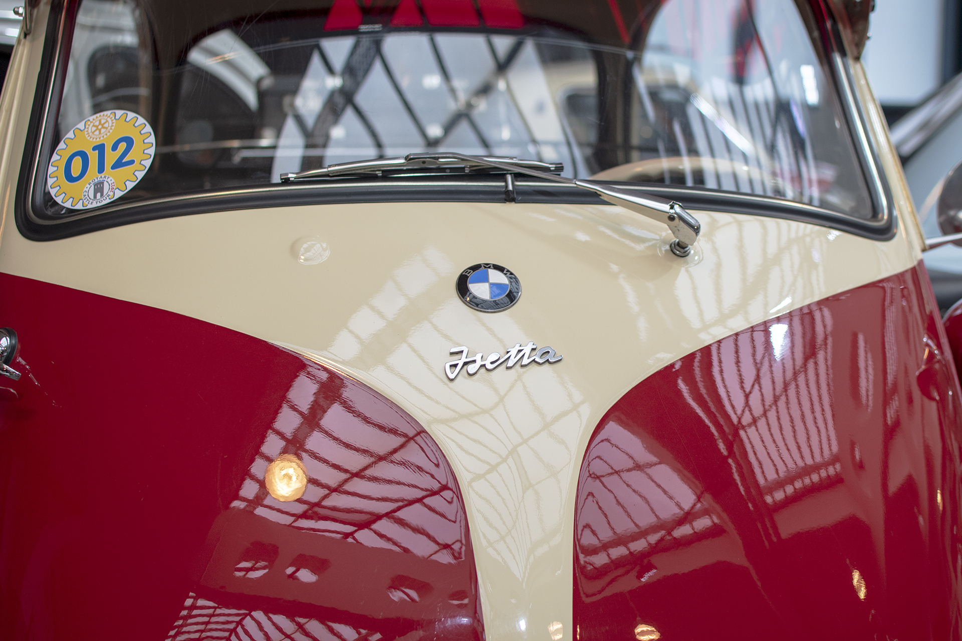 BMW Isetta logo  - Conservatoire National de Véhicules Historiques, Diekirch, exposition Départ en Vacances, 2022-2023
